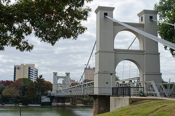 waco suspension bridge e skyline del centro città - waco foto e immagini stock