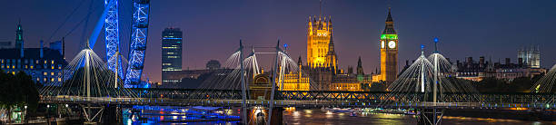 london sehenswürdigkeiten beleuchtet nacht, london eye, big ben und themse panoramablick - victoria tower fotos stock-fotos und bilder