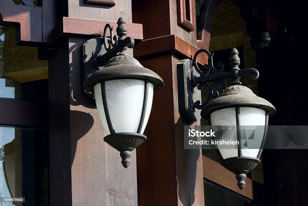 Улица светильникам на стене в stone house - Стоковые фото Архитектура роялти-фр�и