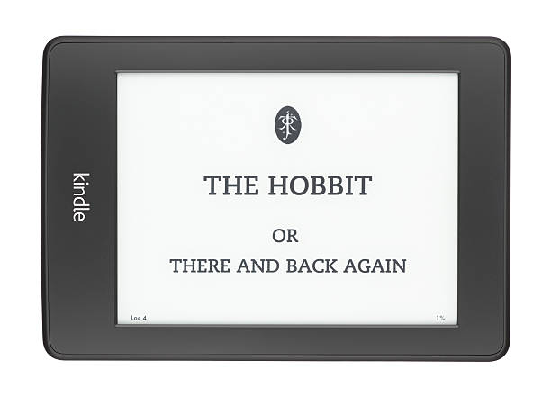 le hobbit sur un kindle paperwhite - kindle paperwhite photos et images de collection