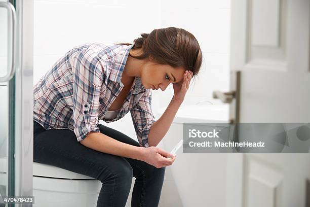 Teenagermädchen Sitzend Mit Schwangerschaftstest Im Badezimmer Stockfoto und mehr Bilder von Schwanger