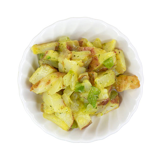 plat de pommes de terre et légumes dans bowl - red potato raw potato chopped vegetable photos et images de collection