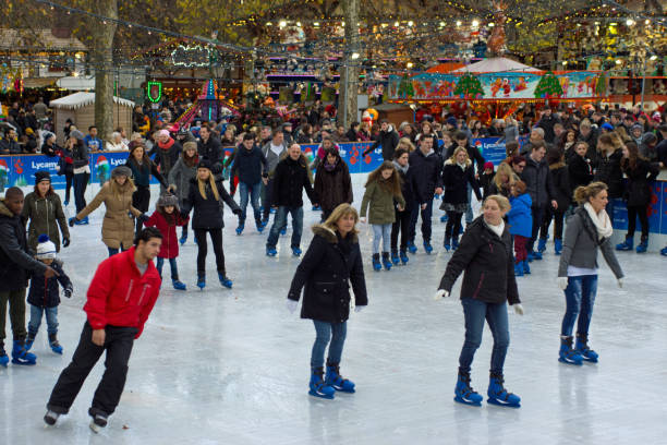 winter wonderland pista de patinação no gelo ao ar livre - winter wonderland londres - fotografias e filmes do acervo