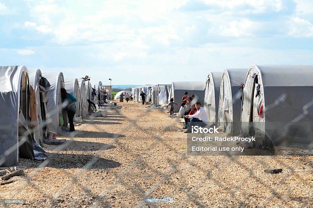people in refugee camp - Royaltyfri Flykting Bildbanksbilder