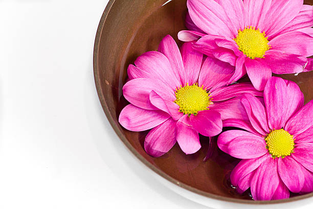 perfumado aceite de masaje en tibetano bowl. - asia om symbol aura ayurveda fotografías e imágenes de stock