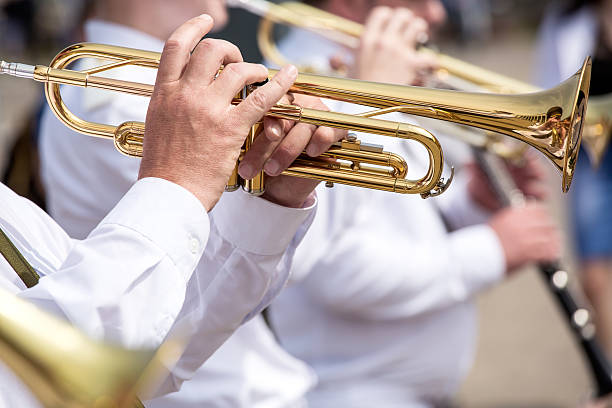 trompete spieler - marching band stock-fotos und bilder