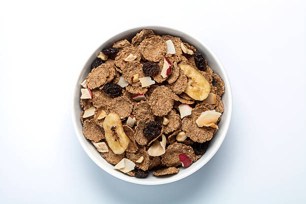 dans un bol de céréales de petit déjeuner - bran flakes photos et images de collection