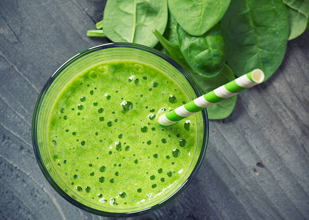 spinaci frullato alla - juice glass healthy eating healthy lifestyle foto e immagini stock