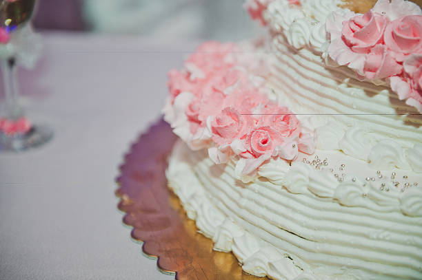 istock Wedding cake with roses 2114. 470514390