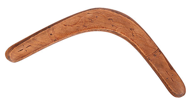 boomerang in legno vecchio - aborigine australian culture boomerang isolated foto e immagini stock