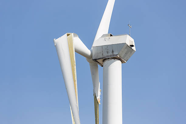 turbina de vento holandeses com asas após uma tempestade quebrada - blade white blue transportation - fotografias e filmes do acervo