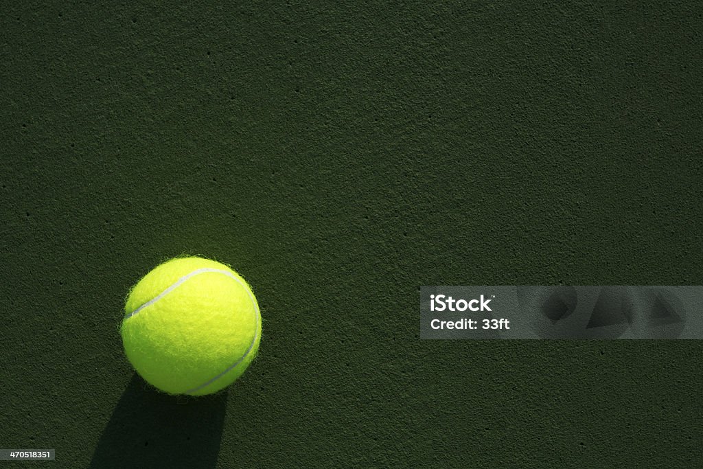 Pelotas de tenis en la cancha - Foto de stock de Actividades recreativas libre de derechos