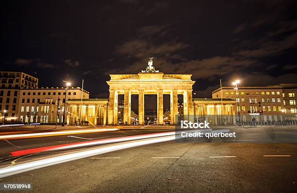 Brandenburger Tor In Berlin Stockfoto und mehr Bilder von 2015 - 2015, Abenddämmerung, Auto