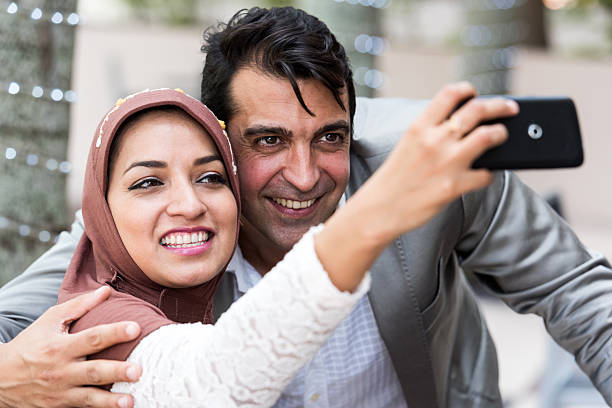 sorrindo do oriente médio, tirando uma foto de casal de estacionamento - cairo women middle east islam - fotografias e filmes do acervo