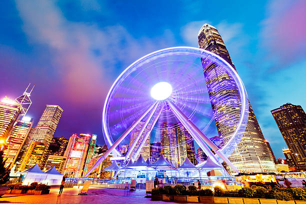 grande roue de hong kong - hong shopping night skyline photos et images de collection
