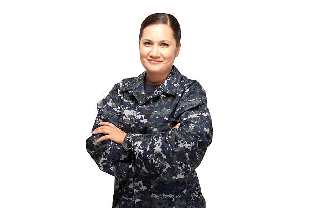 ritratto di donna in uniforme blu su sfondo bianco - marina militare americana foto e immagini stock