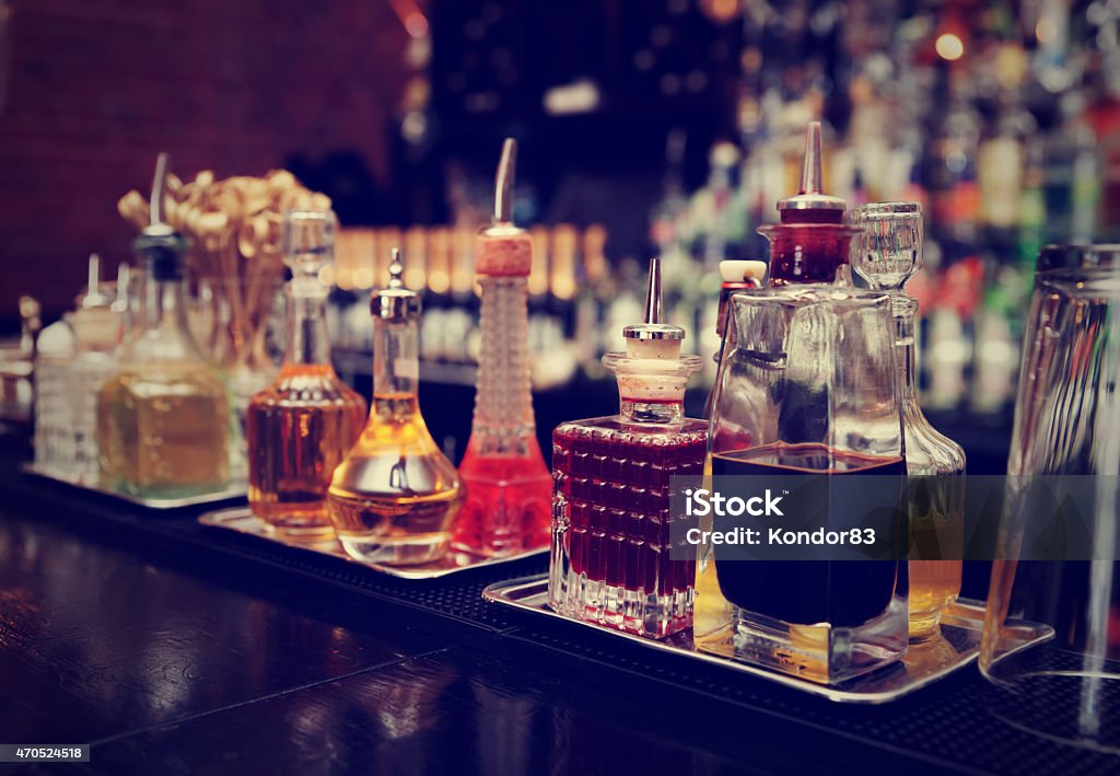 Close-up of a variety of liquor in glass bottles on counter - Royalty-free Bar - Gebouw Stockfoto