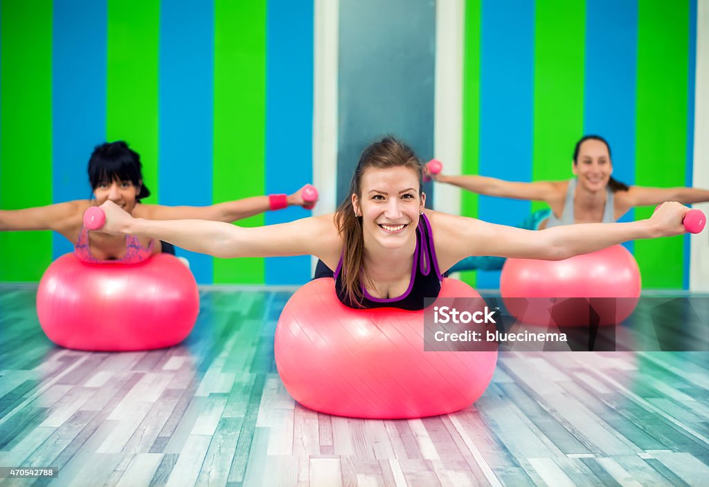 Grupo de mujeres haciendo ejercicios de Pilates - Foto de stock de 20 a 29 años libre de derechos