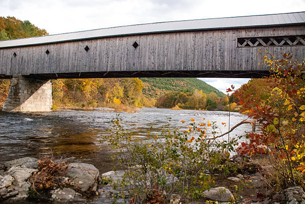 west river pont couvert à brattleboro, dans le vermont - rapid appalachian mountains autumn water photos et images de collection