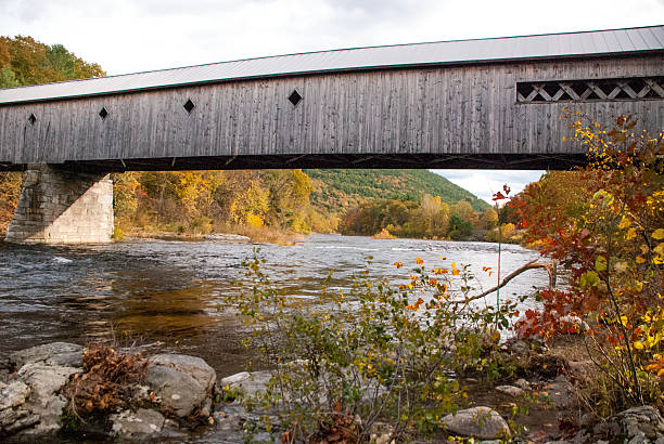 rio oeste, ponte coberta perto brattleboro vermont - rapid appalachian mountains autumn water - fotografias e filmes do acervo