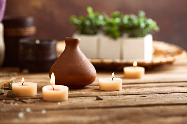 cadre naturel du spa - health spa spa treatment towel candle photos et images de collection