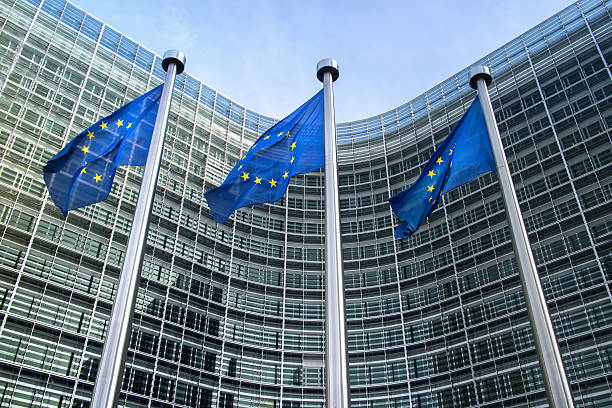 banderas de la unión europea, cerca de la comisión europea - europe european union currency euro symbol european union flag fotografías e imágenes de stock