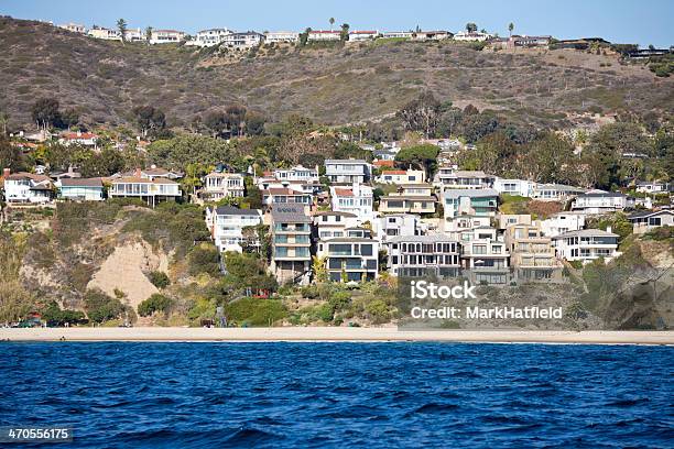 Photo libre de droit de Perché Sur La Falaise Audessus De Maisons De La Plage En Californie banque d'images et plus d'images libres de droit de Communauté