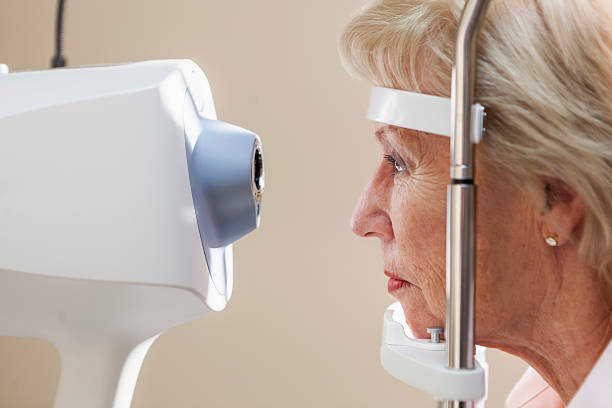 exame de vista - patient senior adult optometrist eye exam - fotografias e filmes do acervo