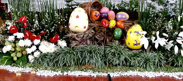 To Spice up the atmosphere of Easter, the altar is decorated with a theme park and Easter eggs.