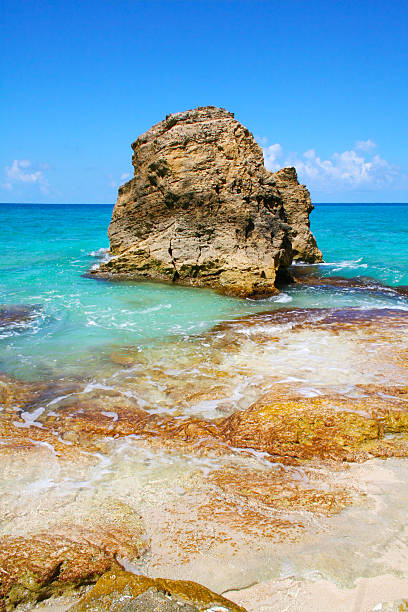 cupecoy beach sur sint maarten, antilles néerlandaises caraïbes - cupecoy beach photos et images de collection