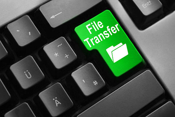 клавиатура зеленая кнопка передачи файлов» символ - filing documents mail data network server стоковые фото и изображения