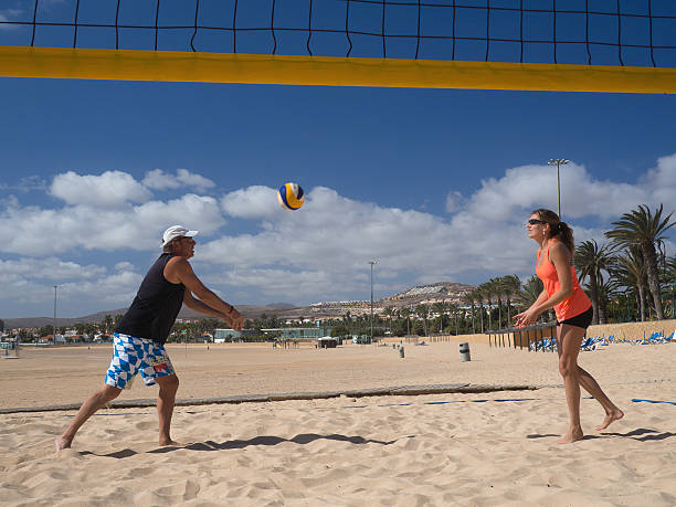 casal está a tocar beachvolleyball - beach body ball volleyball imagens e fotografias de stock