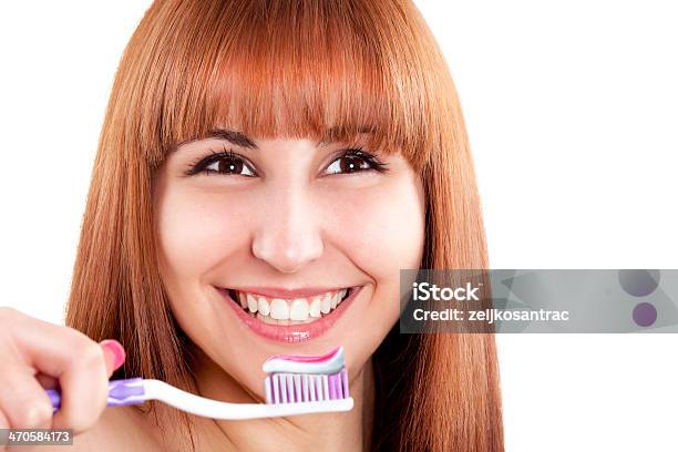 Kobieta Czyszczenia Zębów - zdjęcia stockowe i więcej obrazów 20-24 lata - 20-24 lata, 20-29 lat, Białe tło