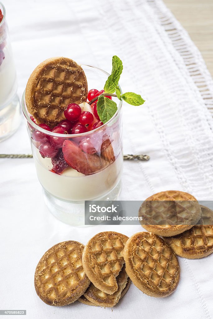 Panacotta em uma taça - Foto de stock de Biscoito royalty-free