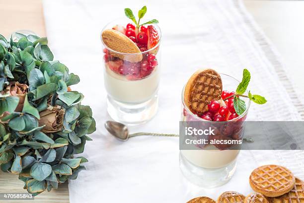 Panacotta Em Um Copo - Fotografias de stock e mais imagens de Bolacha - Bolacha, Comida Doce, Comida italiana