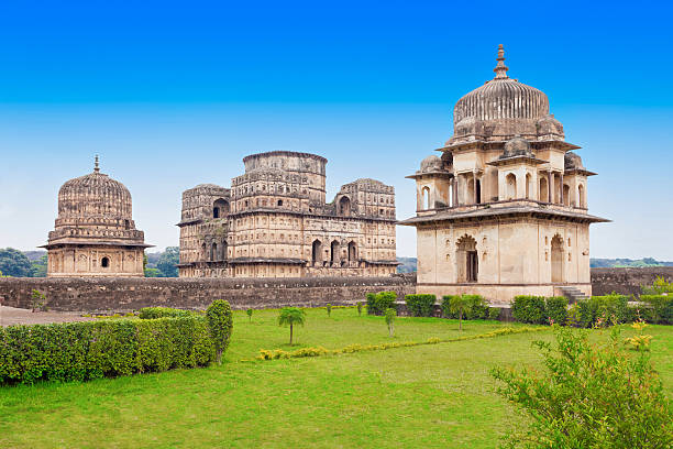 chhatris cenotaphs, orchha - cenotaph foto e immagini stock