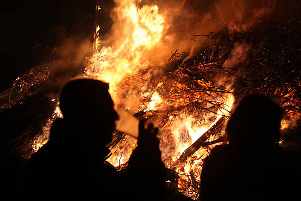 부활제 모닥불 in spreewald 지역, 인하된 루사티아, 독일. - sorben 뉴스 사진 이미지