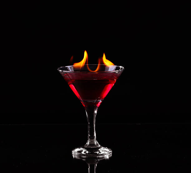 flaming cocktail auf schwarz - martini brand vermouth stock-fotos und bilder