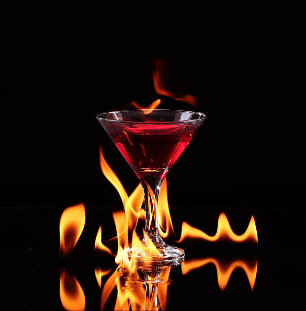 flaming cocktail auf schwarz - martini brand vermouth stock-fotos und bilder