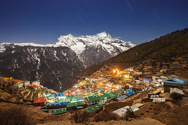 bazar de namche, népal - namche bazaar photos et images de collection