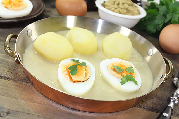 свежие горчица яйца с соусом и картофель - mustard sauce стоковые фото и изображения