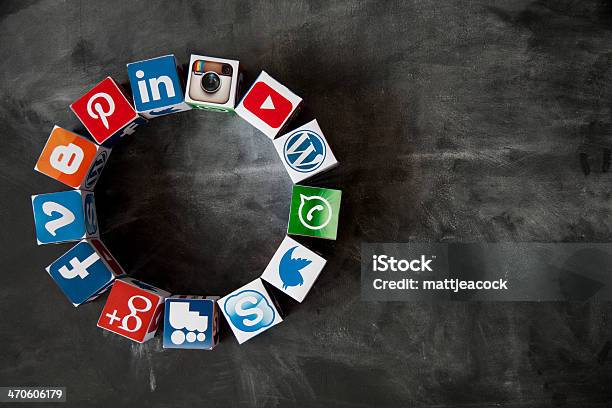Mediów Społecznych Kostki Na Tablicy - zdjęcia stockowe i więcej obrazów WordPress - WordPress, Whatsapp, Brand Name Online Messaging Platform