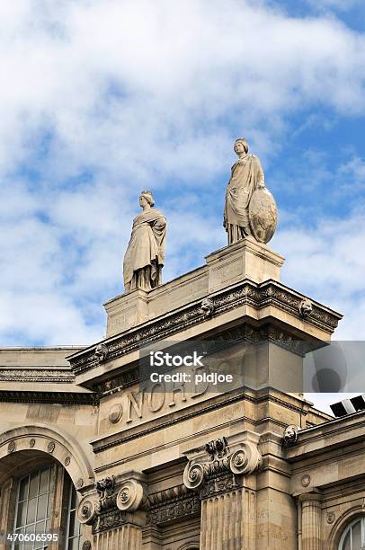 Statuen Am Bahnhof Gare Du Nord Paris Frankreich Stockfoto und mehr Bilder von Architektonisches Detail - Architektonisches Detail, Architektur, Aufnahme von unten