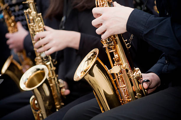 spielen saxophon in einem open-air konzert der klassischen musik - saxophonist stock-fotos und bilder