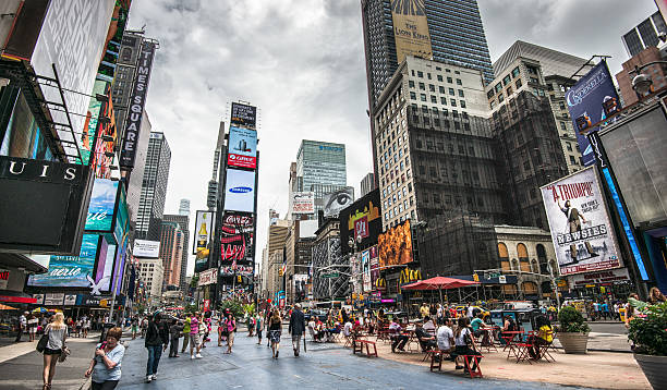 таймс-сквер, с рекламный щит на зданиях - new york city times square crowd people стоковые фото и изображения