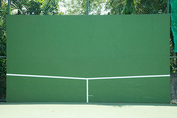 屋外テニスコートの練習ウォールの背景 ストックフォト