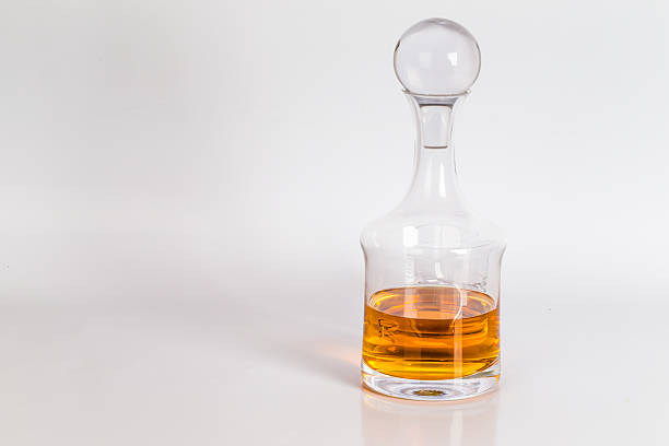 бутылка виски с кристаллами и напитки - decanter crystal carafe glass стоковые фото и изображения