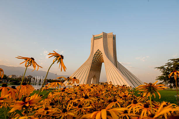 tour d'azadi au moment du coucher du soleil, iran - téhéran photos et images de collection