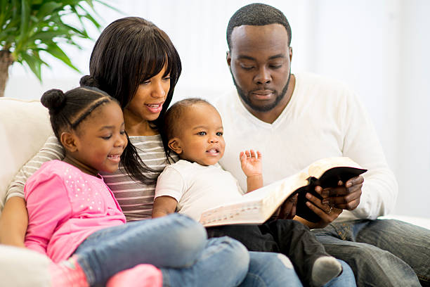 christian famiglia bibbia studio - family bible foto e immagini stock