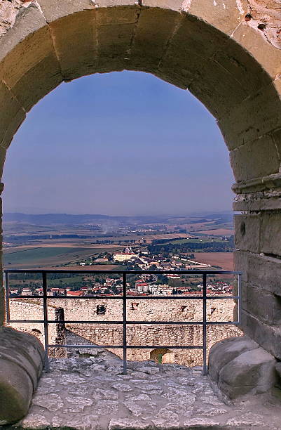 piękny widok krajobraz z kamień okno - slovakia ancient past architecture zdjęcia i obrazy z banku zdjęć